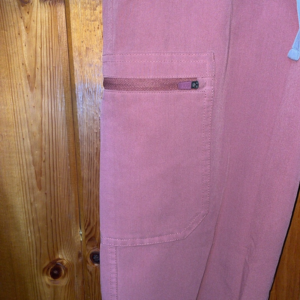 Mauve fig set FIGS Yola Scrub Pants 2 piece set catalina top XS/SM - Picture 7 of 15